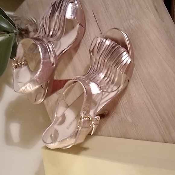 Good looking Gold platform sandals - Picture 2 of 7